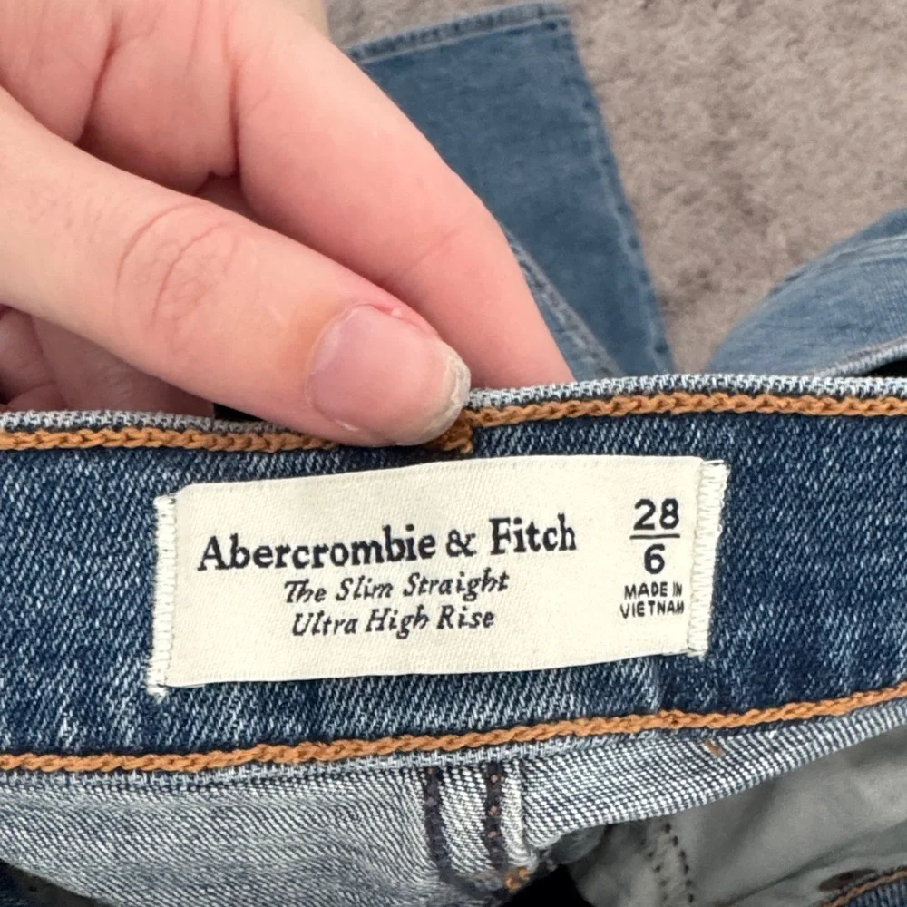 Abercrombie & Fitch Women’s Straight Leg Jeans — Medium Blue Wash - Picture 2 of 4